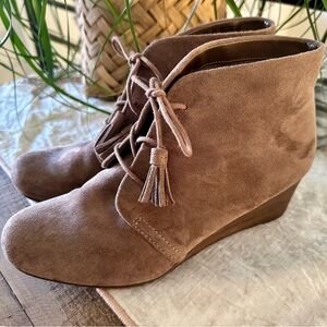 Dr. Scholl’s Dakota wedge bootie. Women’s size 8.5. Light brown suede material.